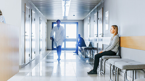 Kranke Arbeitssuchende geraten aufgrund eines angeschlagenen Gesundheitszustands häufig in eine prekäre Lage. 