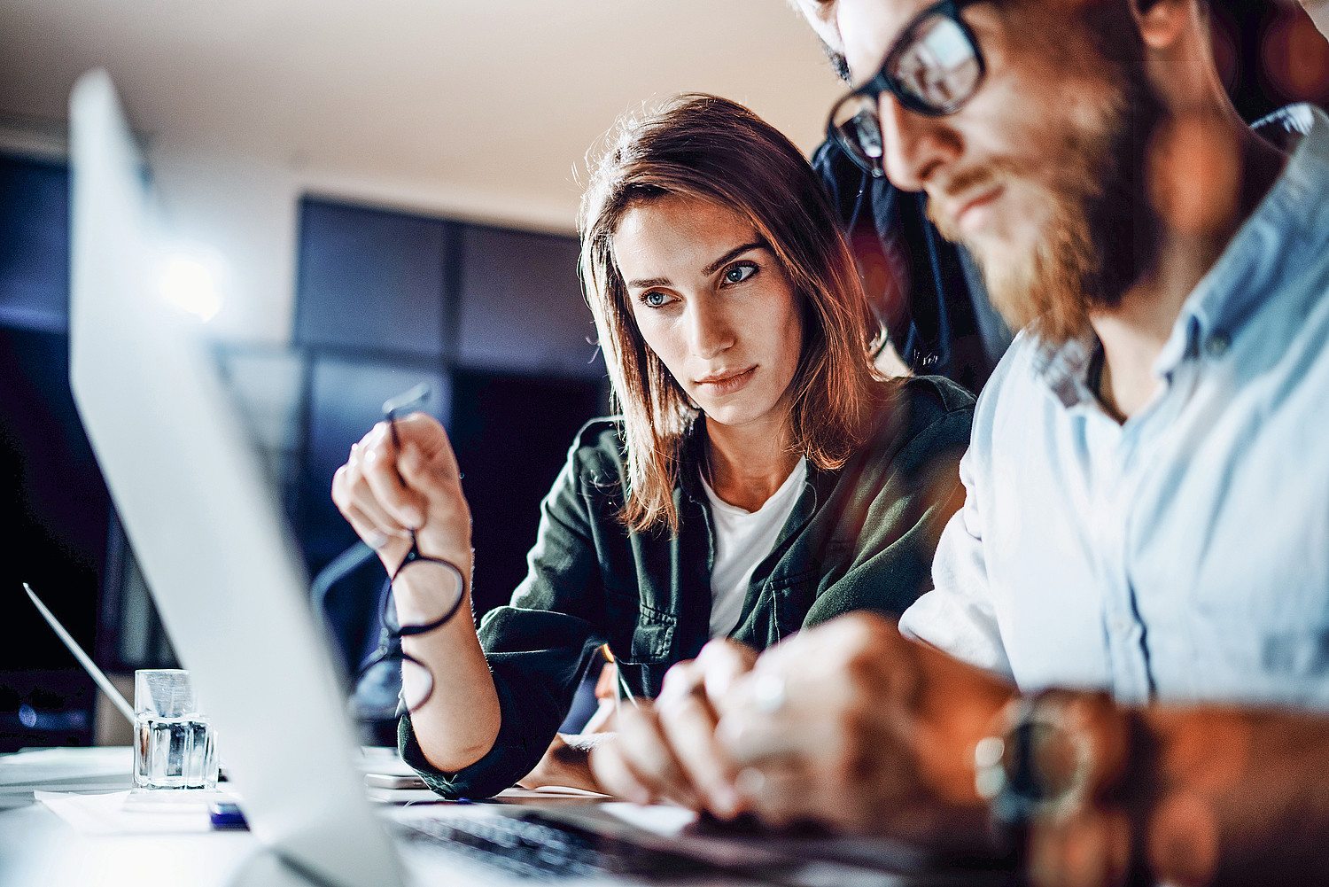 Dès la première semaine, les nouveaux collaborateurs se familiarisent en règle générale chaque matin avec la gestion des cas avec l’aide d’un travailleur social expérimenté.