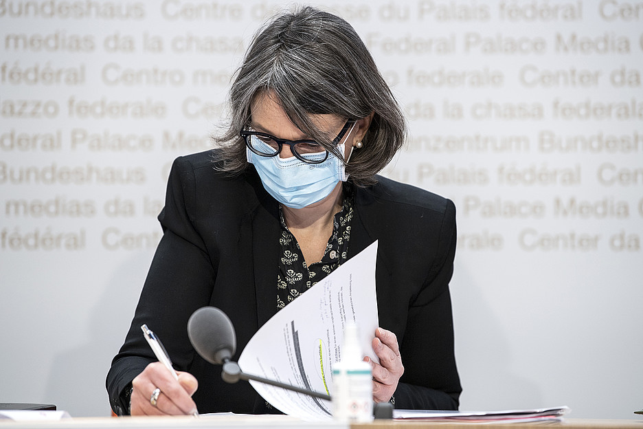 Anne Levy, Direktorin des BAG macht sich Notizen an einem Point de Presse zur Covid 19 Pandemie, am Mittwoch, 24. Maerz 2021, in Bern. 