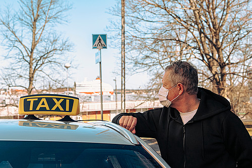 Auch Taxifahrer, die mehrheitlich als Solo-Selbständige tätig sind, bekommen die Auswirkungen der Corona-Krise zu spüren.