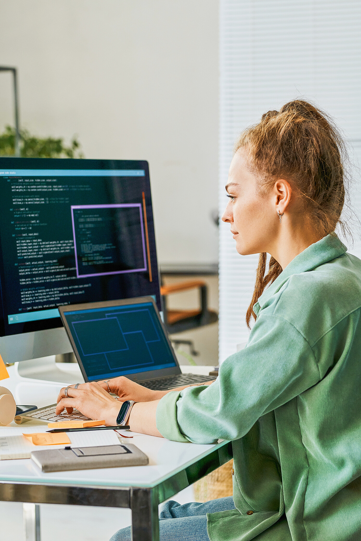 Young,Adult,Caucasian,Woman,Sitting,At,Desk,Working,On,Neural