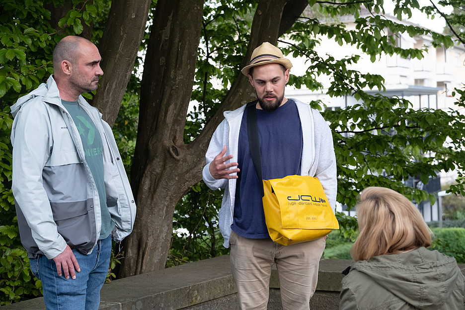 Les deux travailleurs sociaux de proximité Hasan Memeti et Martin Bannwart reconnaissent rapidement la volonté de discuter, notamment grâce au langage corporel.