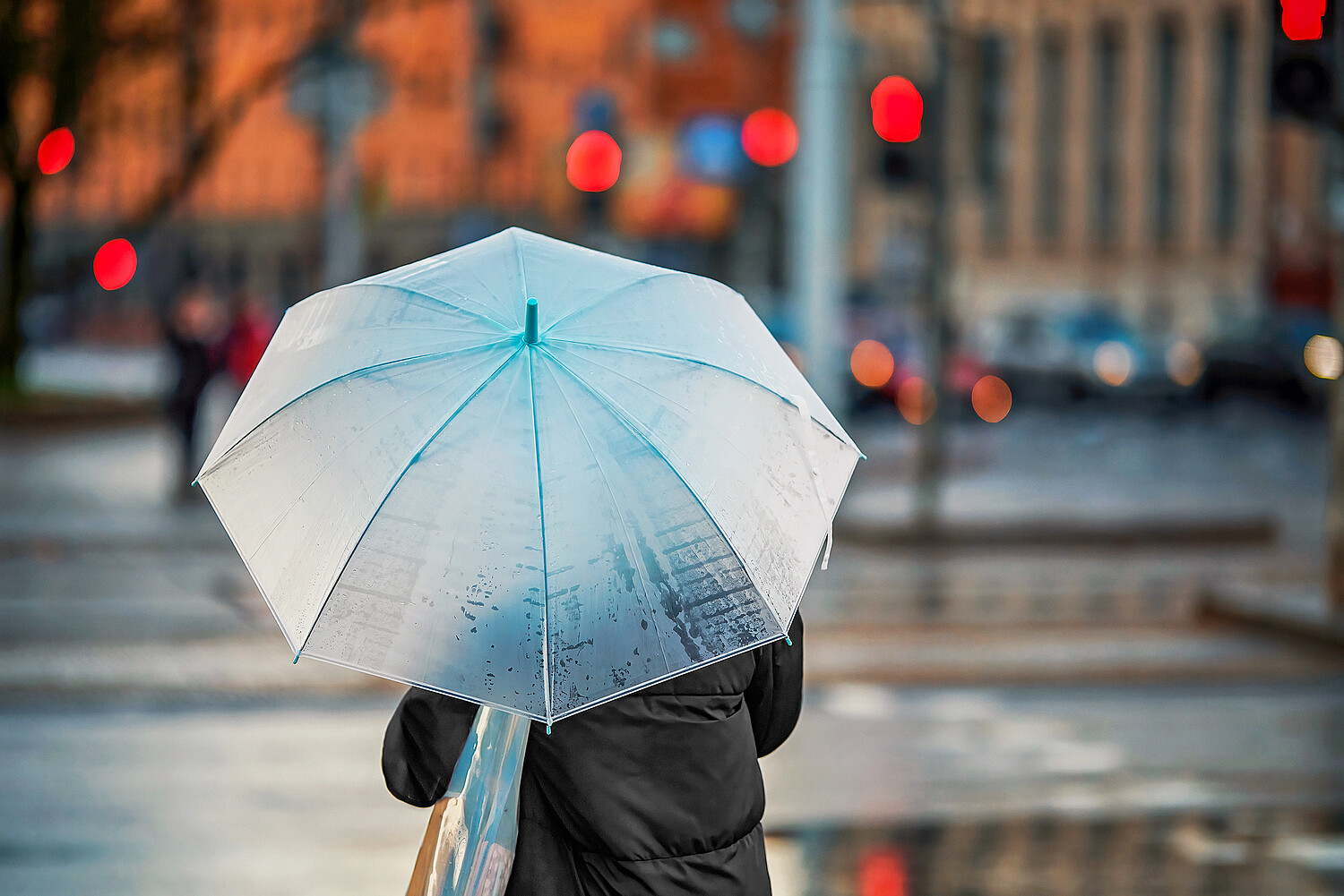 Auch Menschen mitten im Alltag oder in Partnerschaften können einsam sein, wenn Nähe und Verständnis fehlen.