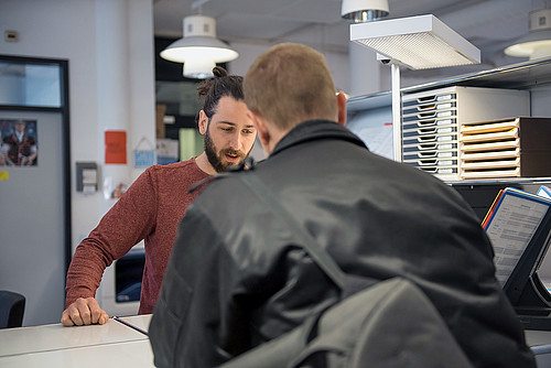 Vom ersten Treffen an mit Klienten, die Sozialhilfe beantragen möchten, stehen den Sozialarbeiterinnen und Sozialarbeitern verschiedene Instrumente zur Verfügung, mit denen der Anspruch korrekt beurteilt werden soll.